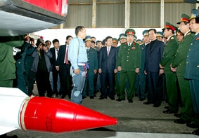 Thủ tướng Nguyễn Tấn Dũng thăm Trung đoàn Không quân 923