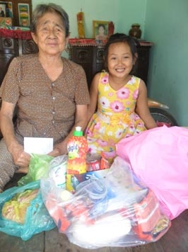 Trao tiền từ thiện