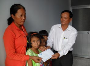 Trao tiền từ thiện