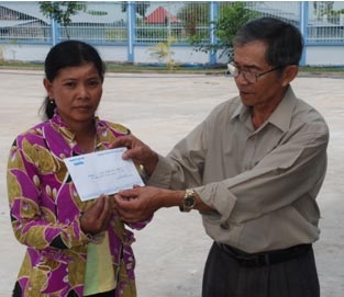 TRAO TIỀN TỪ THIỆN