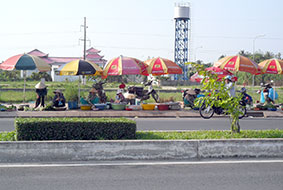Chợ tự phát tại xã Mỹ Khánh
chưa đảm bảo an toàn giao thông