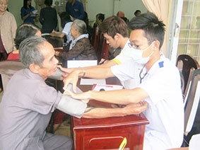 Sôi nổi phong trào sinh viên làm theo lời Bác