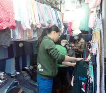 SẮM TẾT 
Ở CHỢ ĐÊM