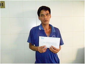 Trao tiền từ thiện