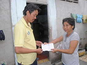 Trao tiền từ thiện