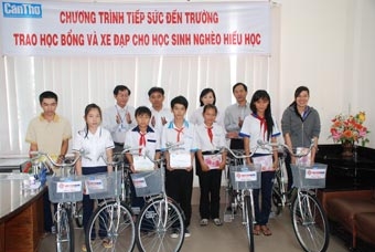 Trao học bổng và xe đạp cho 10 học sinh, sinh viên 
là con em các hoàn cảnh thương tâm