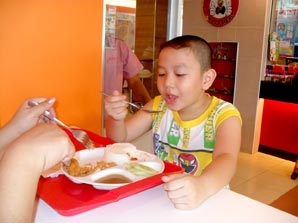 Cân bằng dinh dưỡng cho trẻ ngày Tết