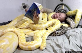 Ngủ cùng rắn để 
chào mừng năm mới