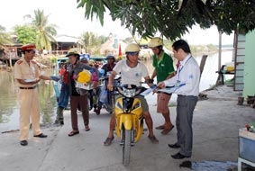 Đảm bảo an toàn cho hành khách qua sông bằng đò