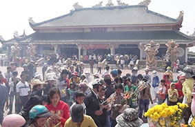 Hàng ngàn người dự vía bà Nam Hải