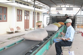 Cần cú hích nguồn cung 
tín dụng từ ngân hàng