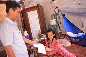 Trao tiền từ thiện