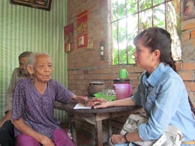 Trao tiền từ thiện