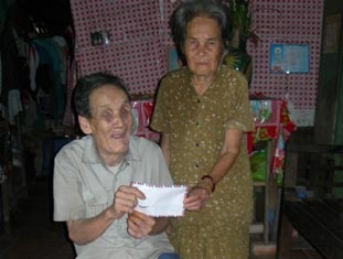 Trao tiền từ thiện