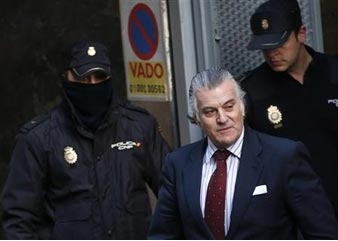 Cựu thủ quỹ đảng cầm quyền bị tịch thu hộ chiếu