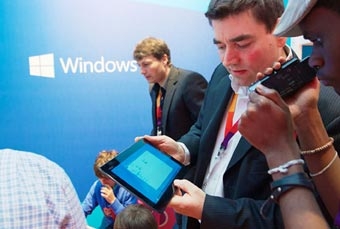 Nên mua máy tính bảng Surface và 
TV màn hình lớn trong tháng 3