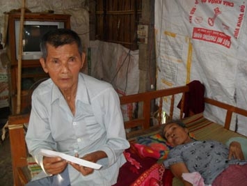 Trao tiền từ thiện