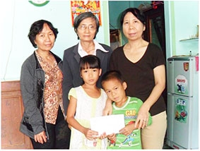 Trao tiền từ thiện