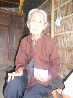 Trao tiền từ thiện