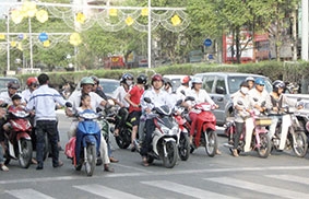 Cần có biện pháp xử lý nghiêm việc phát tờ rơi trên đường