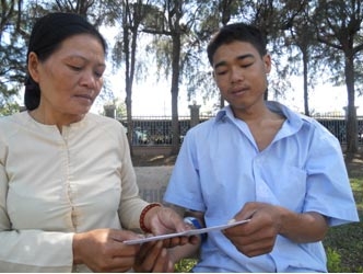 Trao tiền từ thiện