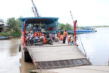 VẬN ĐỘNG TOÀN DÂN THAM GIA ĐẢM BẢO TRẬT TỰ AN TOÀN 
GIAO THÔNG NĂM 2013