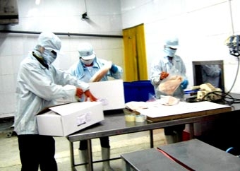 Cần phối hợp 
để gỡ cuộn chỉ rối...