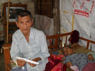 Trao tiền từ thiện