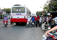 Cần ngăn chặn tình trạng buôn bán lấn chiếm lòng, lề đường khu vực cầu Bà Bộ