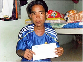 Trao tiền từ thiện