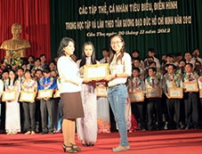 Thi đua học tập, rèn luyện theo gương Bác