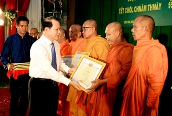 Quan tâm chăm lo, nâng cao hơn nữa đời sống vật chất, tinh thần cho đồng bào dân tộc khmer