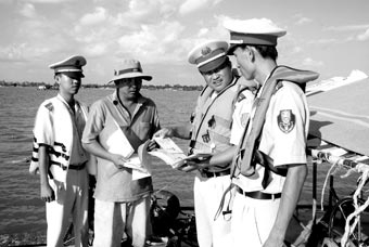 KIỂM TRA, XỬ LÝ NGHIÊM HOẠT ĐỘNG ĐÒ NGANG, ĐÒ DỌC VÀ PHƯƠNG TIỆN KHÔNG ĐĂNG KÝ, ĐĂNG KIỂM