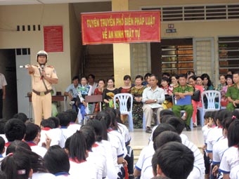 Quan tâm tuyên truyền pháp luật giao thông cho học sinh