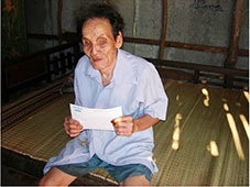 Trao tiền từ thiện