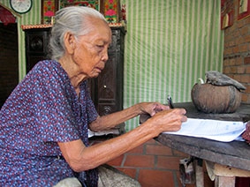 Trao tiền từ thiện