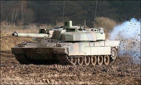 Chi tiêu quân sự toàn cầu giảm lần đầu tiên trong 15 năm qua