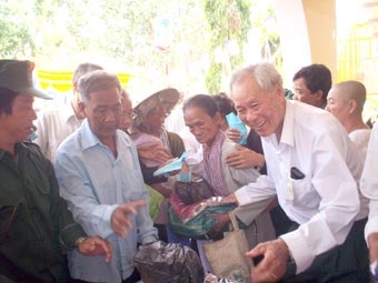 Cụ ông 90 tuổi với gần 50 năm làm từ thiện