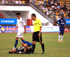 Trọng tài chuyên nghiệp hay “phong trào”?
