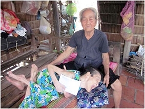 Trao tiền từ thiện