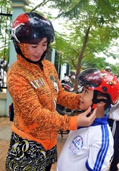 Vẫn còn phụ huynh thờ ơ với việc đội mũ bảo hiểm cho trẻ trên 6 tuổi