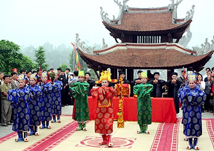 Những nét sinh hoạt xã hội văn hóa nghệ thuật 

kiến trúc, luật tục thời Hùng Vương dựng nước