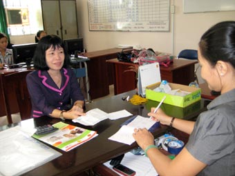 Trao tiền từ thiện cho em Huỳnh Như Ý