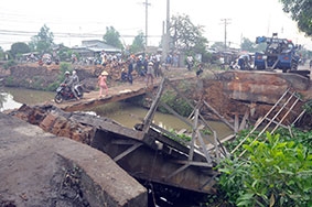Khẩn trương khắc phục sự cố sập cầu Chín Hấn trên đường tỉnh 865