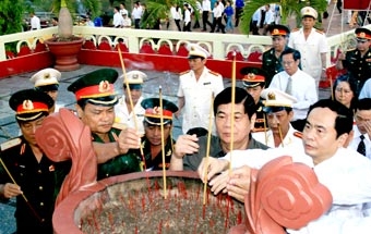 LÃNH ĐẠO BAN CHỈ ĐẠO TÂY NAM BỘ, BỘ TƯ LỆNH QUÂN KHU 9 VÀ TP CẦN THƠ VIẾNG NGHĨA TRANG
LIỆT SĨ VÀ TƯỢNG ĐÀI CHỦ TỊCH HỒ CHÍ MINH