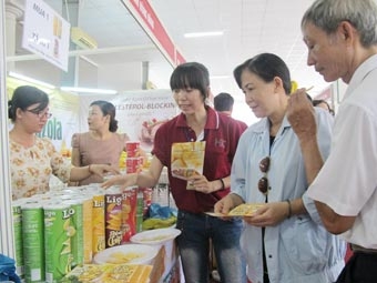 Ngày đầu thu hút hơn 15.000 lượt khách đến tham quan, mua sắm