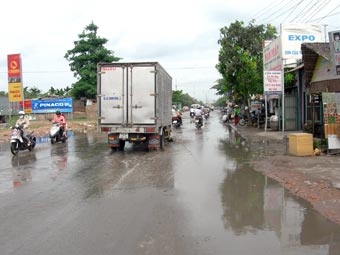 NÊN KHAI THÔNG NƯỚC MƯA Ứ ĐỌNG, ĐẢM BẢO AN TOÀN 
GIAO THÔNG TUYẾN QUỐC LỘ 91B