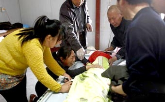 Hiệu trưởng đầu độc học sinh trường đối thủ bằng thuốc chuột