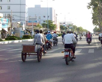 Xe ba bánh tự chế lại xuất hiện trên đường