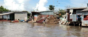 CÀ MAU: Lở đất, nhiều nhà và đường hư hại nặng nề